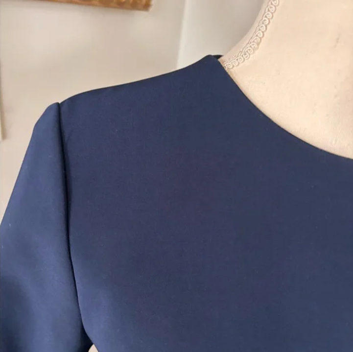 VESTIDO CORTO MANGA VUELO